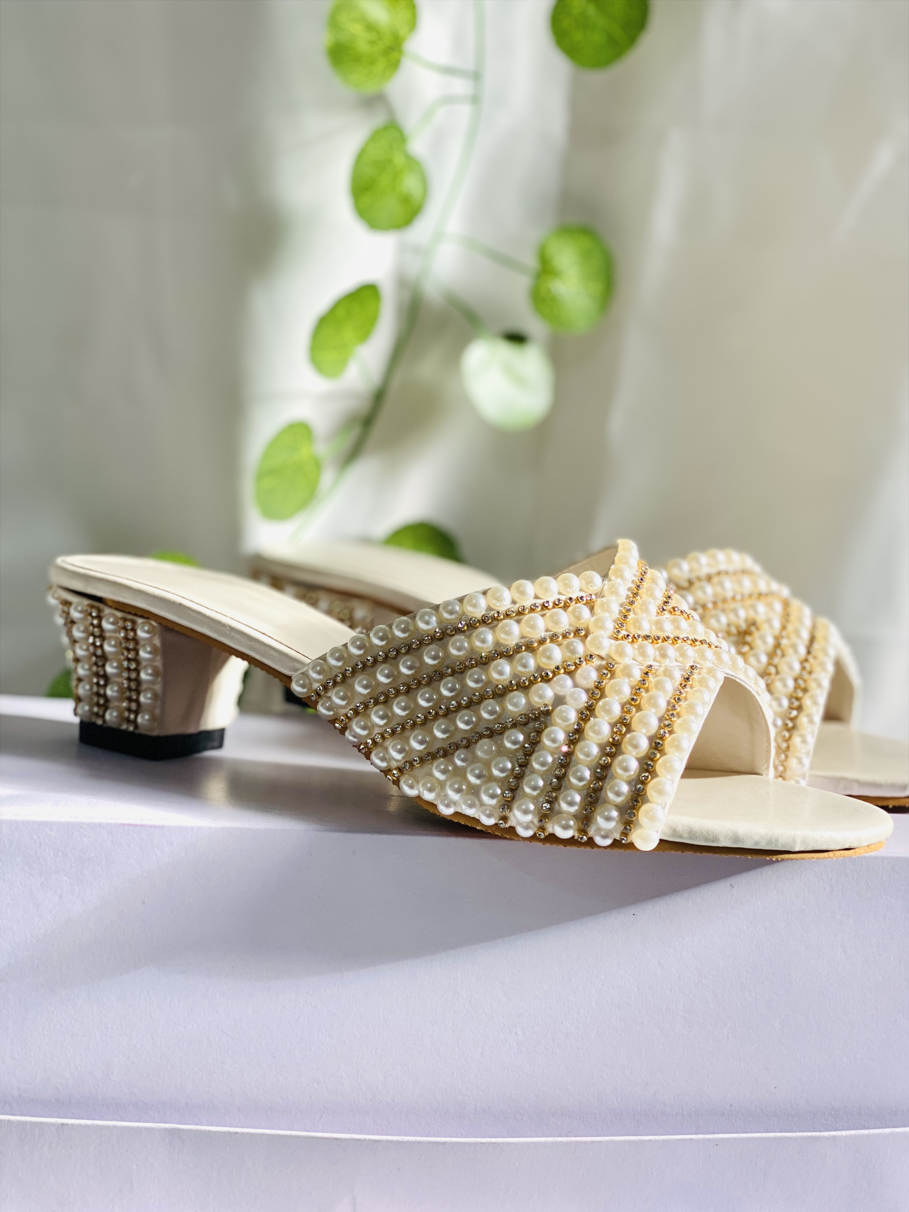 Aurelia Off-white heel with gold stone